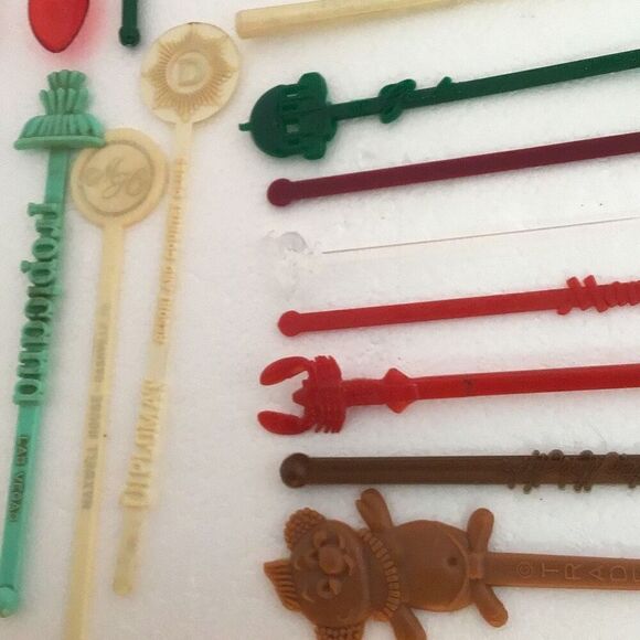 70 vintage swizzle/stirring sticks, including Greenbrier, top of the mark Disney - Picture 7 of 13